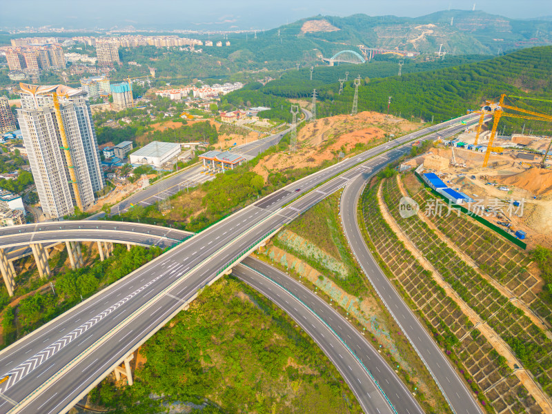 航拍景洪市城市天际线与高架桥交通