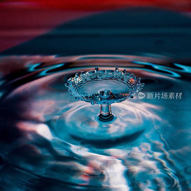 水滴入水瞬间特写