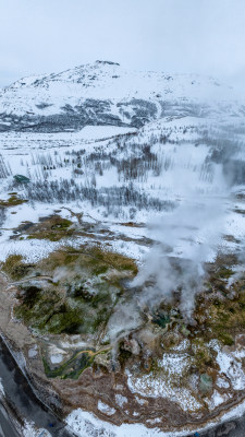 冰岛北极圈火山群间歇泉冬季温泉景观航拍