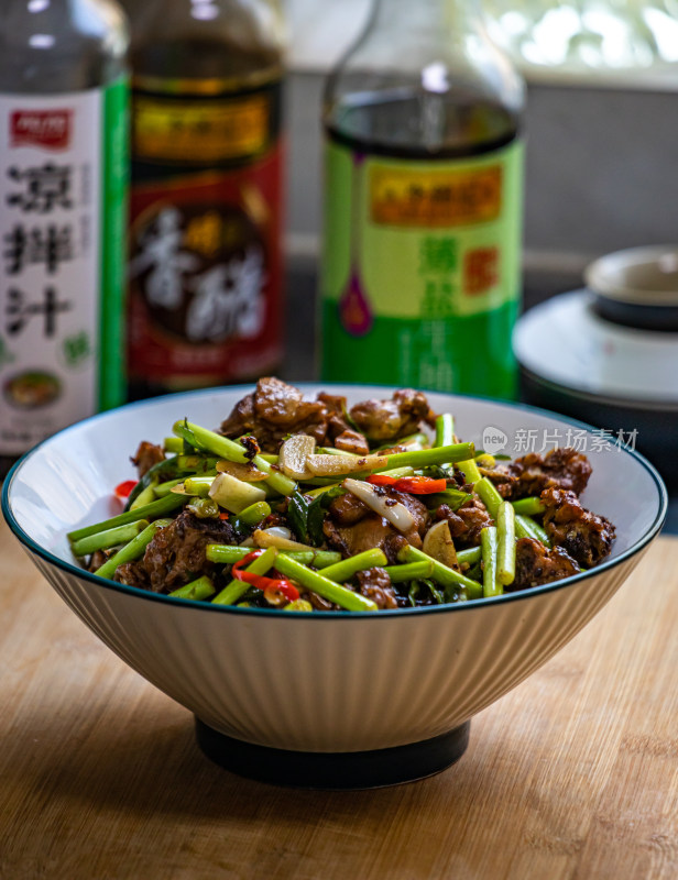 蒜苔青椒干锅鸭家常菜