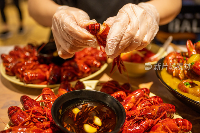 夏季在夜市上吃麻辣小龙虾