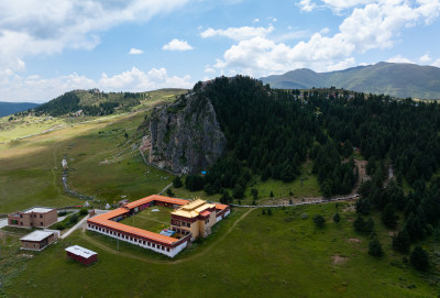 航拍四川理塘县扎嘎神山风光