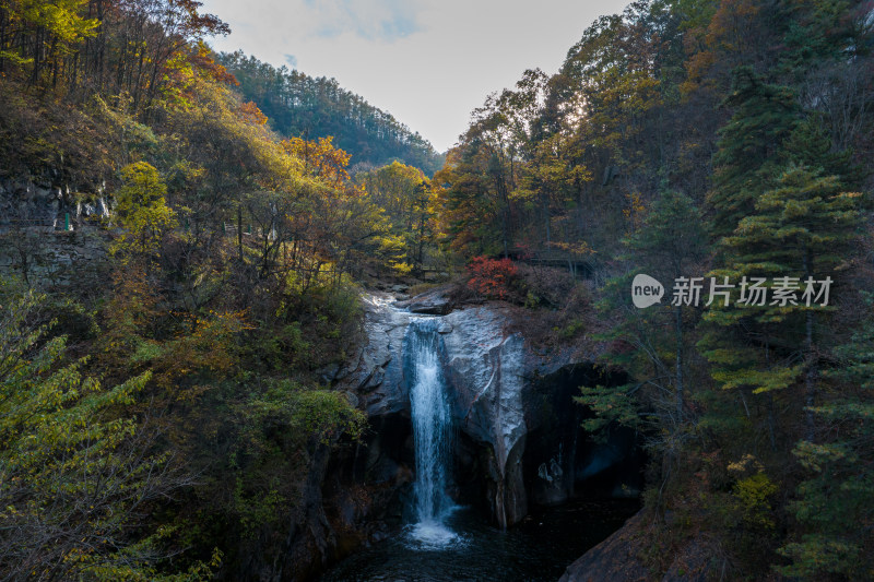 白云山秋景溪流