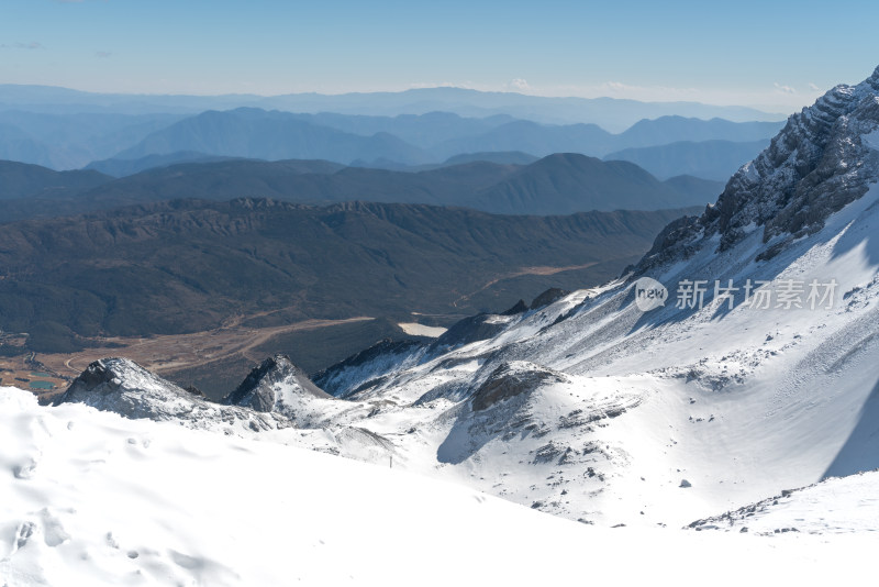 俯瞰玉龙雪山：连绵山脉与皑皑白雪