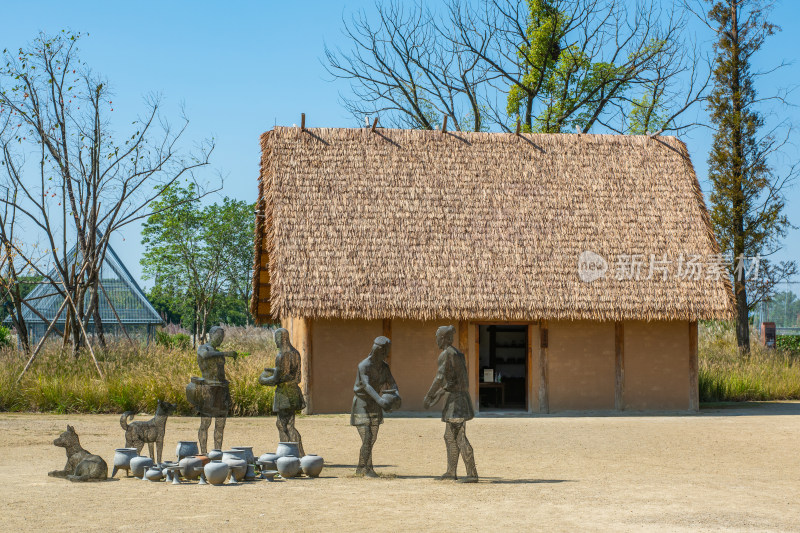 杭州良渚古城遗址公园原始人生活场景雕塑