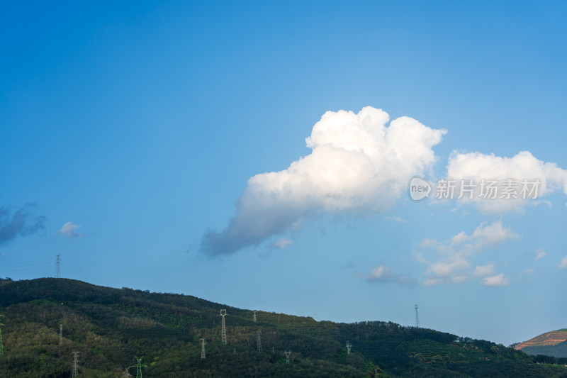 户外山上的高压电线塔群