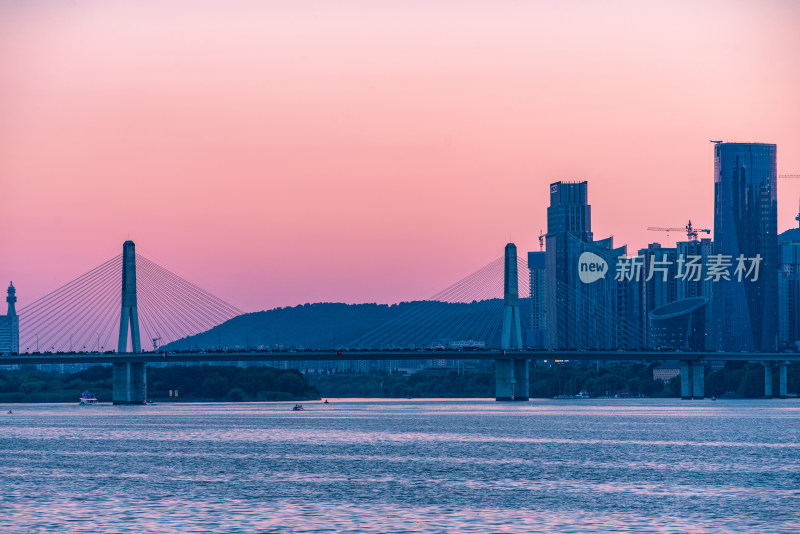 长沙湘江沿岸湖南金融中心建筑群夕阳风景