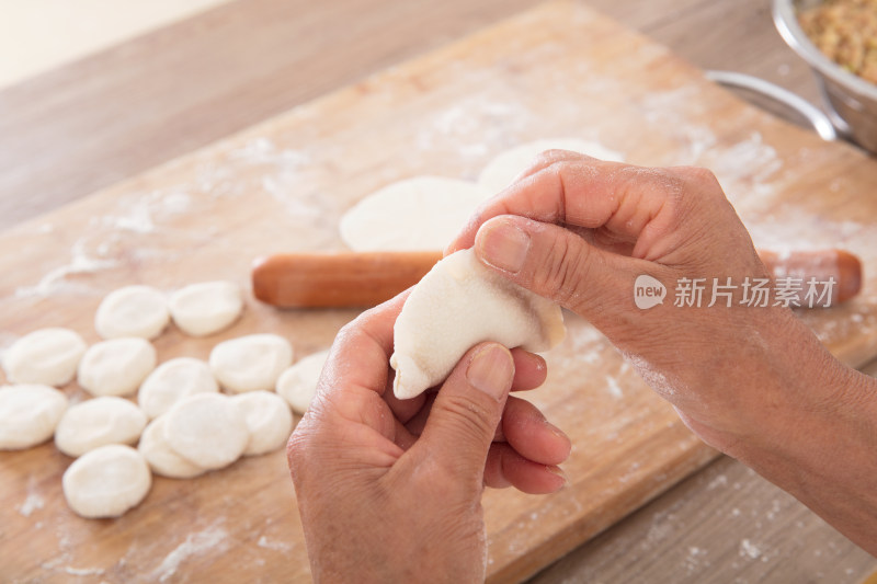 包制中国传统节日的食物饺子