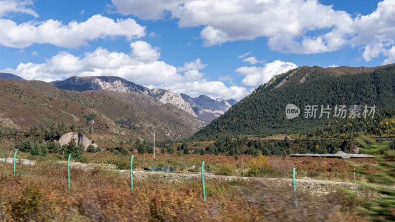 从黄龙九寨站前往九寨沟的大巴窗外风景