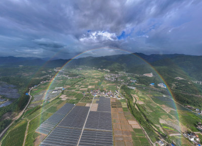 农田，稻田上空的彩虹，美丽的乡村景色