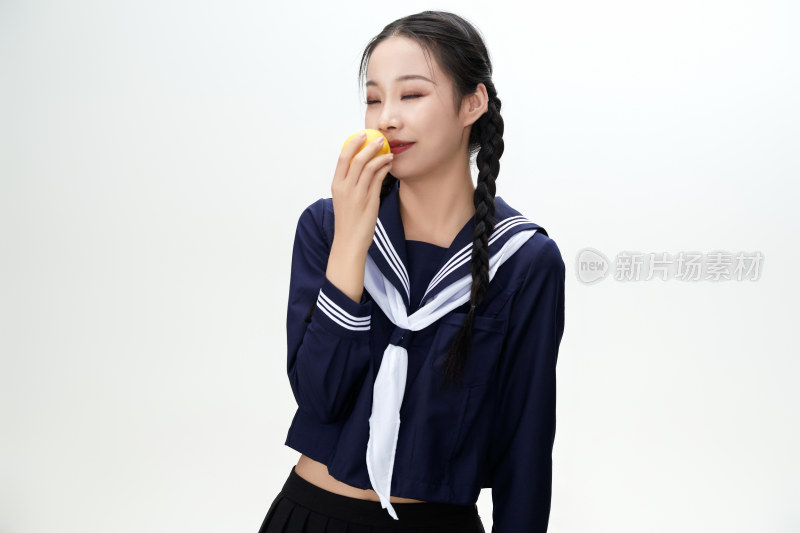 吃水果的亚洲东方长发少女