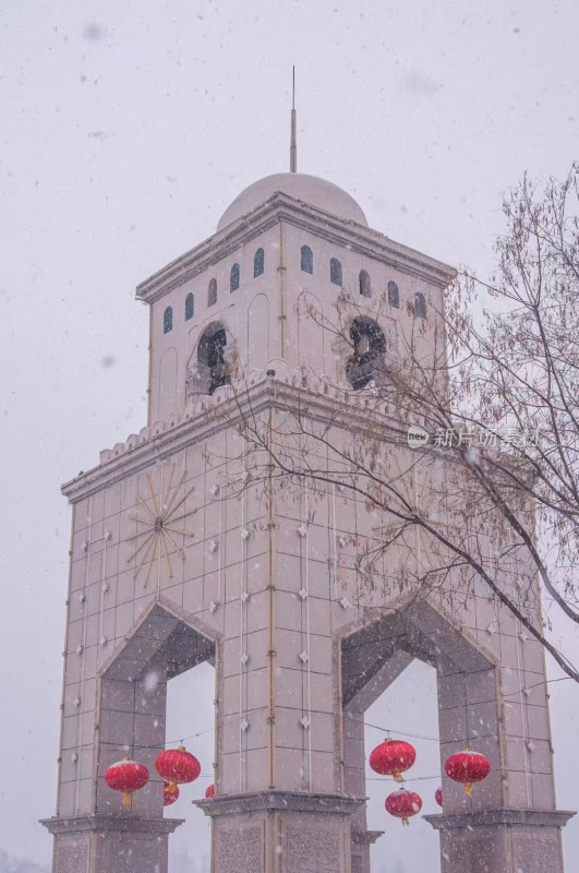 雪中带拱门的特色钟楼景象