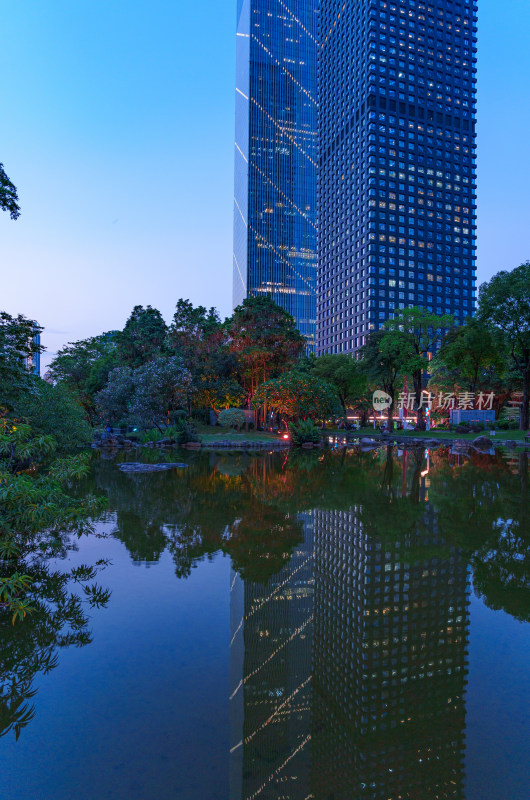 广州珠江新城花城广场公园湖泊与城市建筑