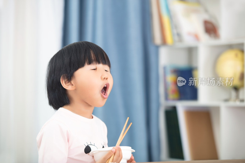 吃饭吃出夸张表情的女孩