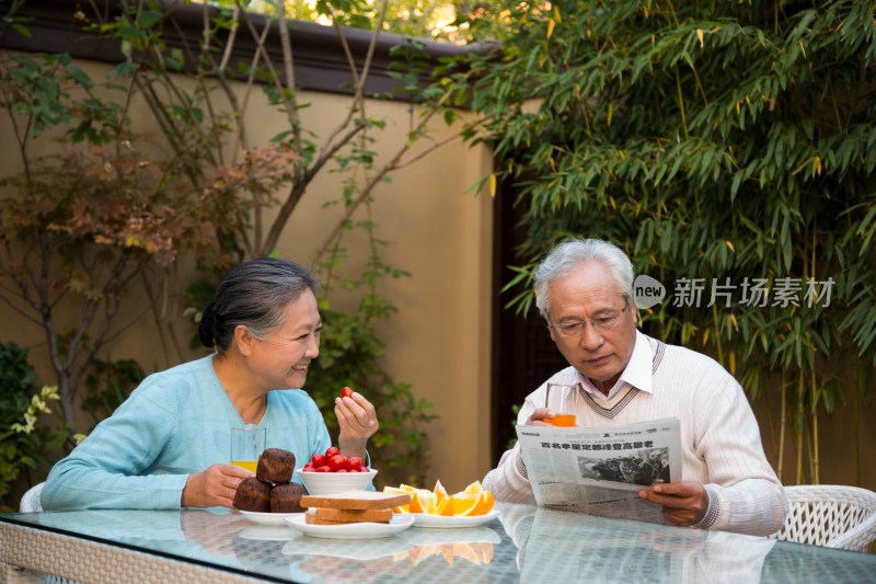 老年夫妻在院子里吃早餐