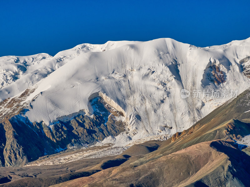 航拍阿尼玛卿雪山