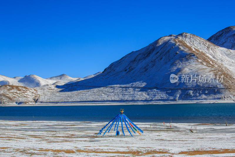 中国西藏羊卓雍措湖羊湖冬季雪景