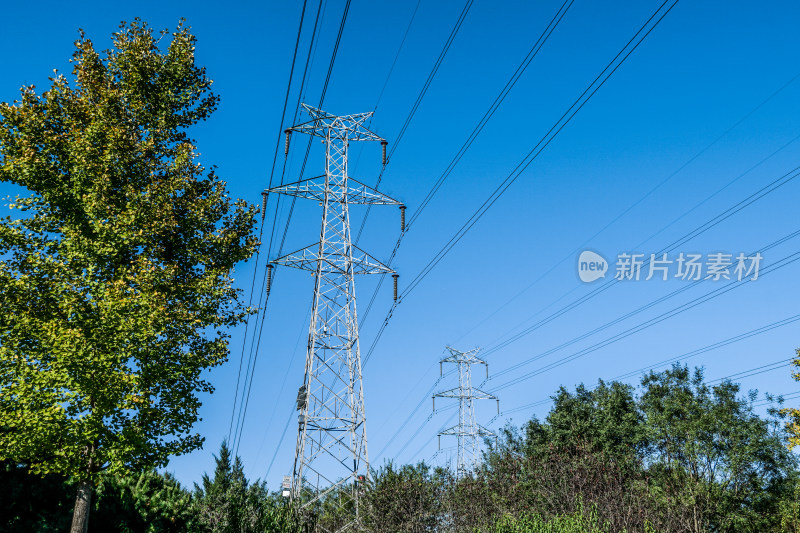 高电压输电线路铁塔