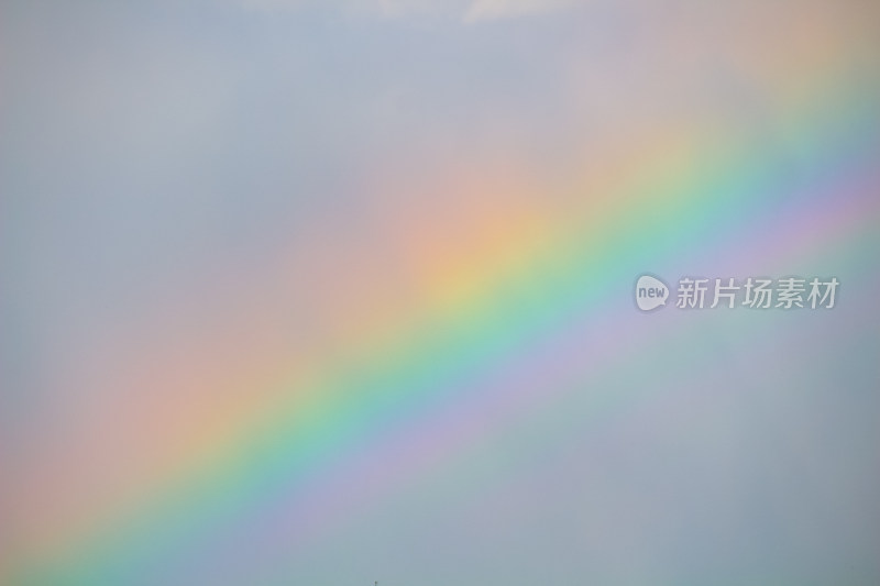 雨后天空中的彩虹