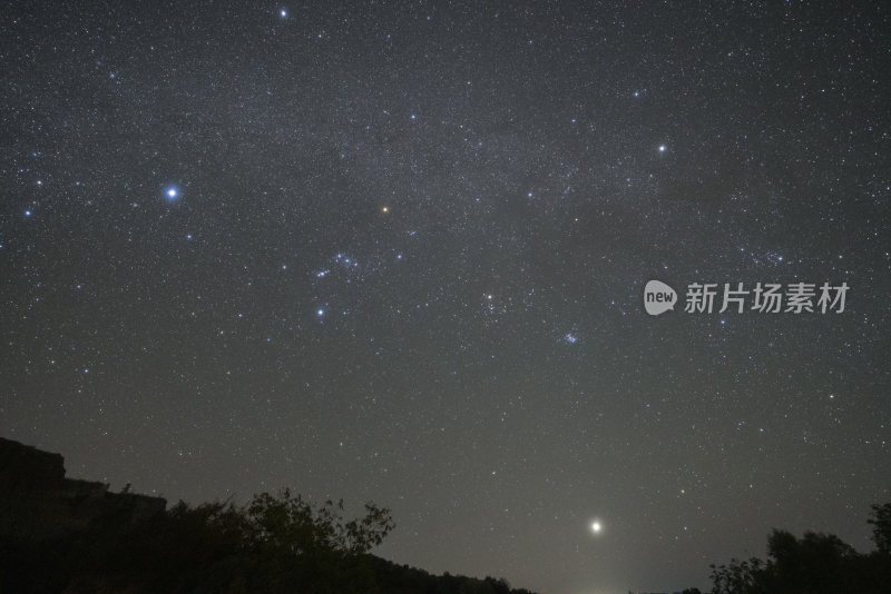 夜空繁星璀璨的浩瀚星空景象