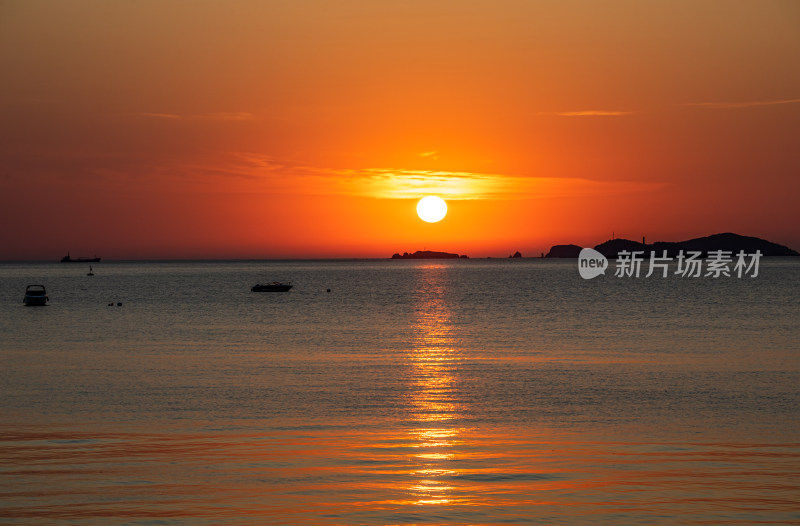 山东烟台第一海上浴场栈桥海上日出景观