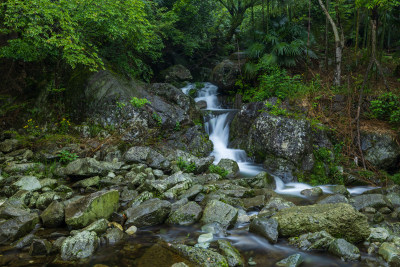 山林间溪流与岩石景观