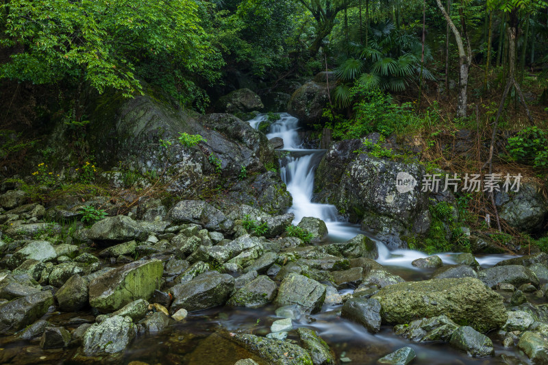 山林间溪流与岩石景观