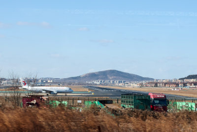 机场跑道飞机及周边景象