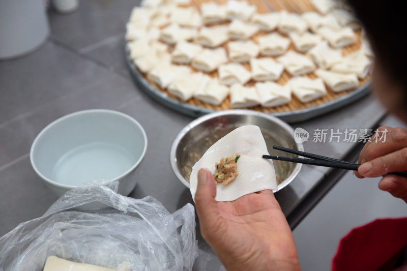 纯手工包制的中国美食馄饨