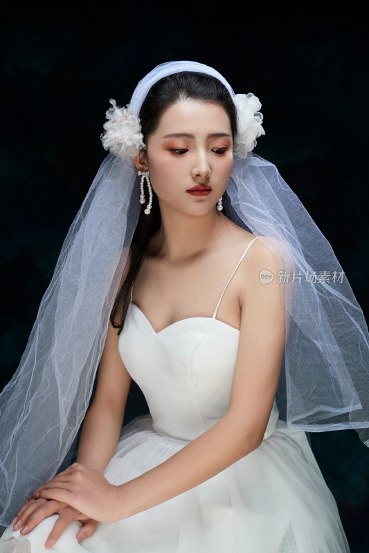 黑色背景下的女性复古婚纱妆面