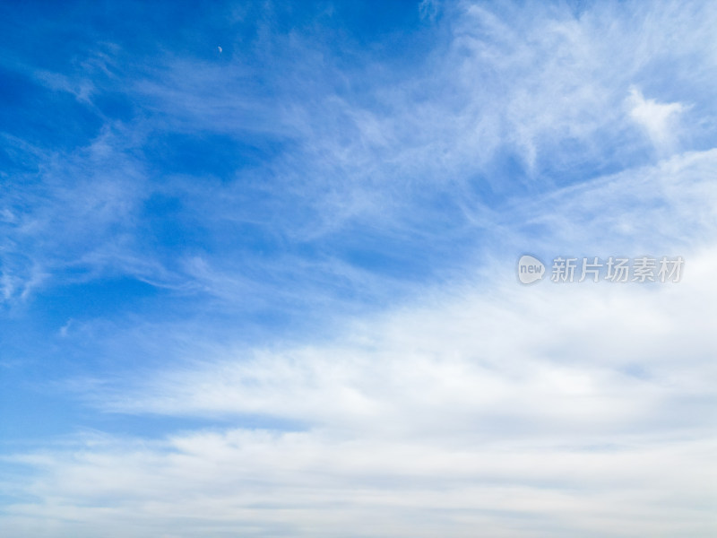 蔚蓝天空中飘着几缕白云的自然景象