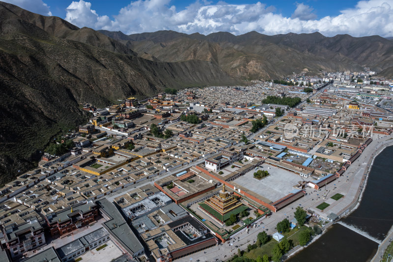 甘肃甘南拉卜楞寺高原藏地古城全景航拍