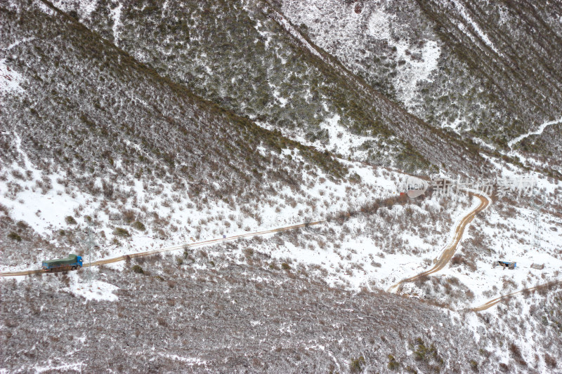 西藏昌都地区川藏线沿途雪景地形