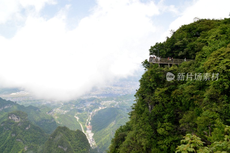 张家界天门山云雾缭绕的悬崖栈道风光