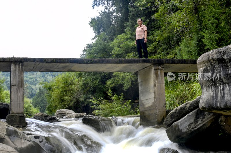 重庆酉阳：干涸的溪沟涨水了