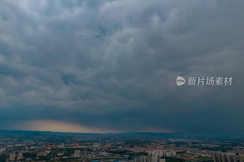 山东淄博城市暴雨来袭航拍摄影图