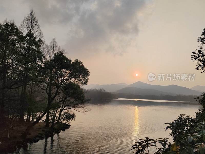 湖边日落景象，山水相依的自然风光