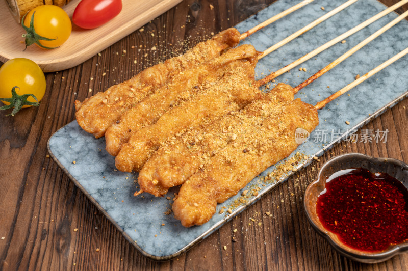 木盘上的香酥炸鸡柳串