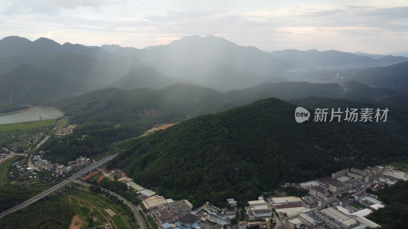 广东东莞：山峰之间出现骤雨