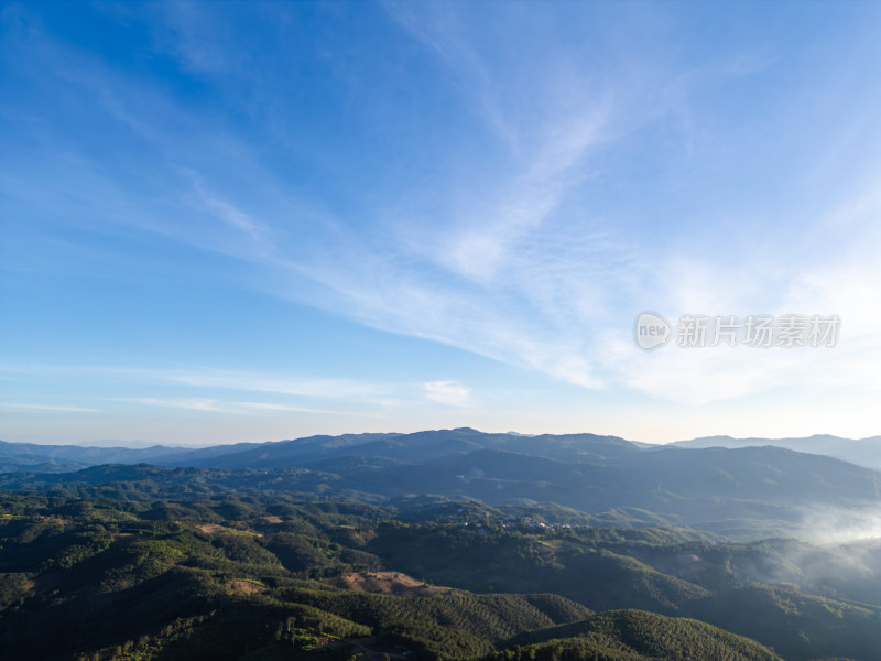 辽阔壮观的群山航拍全景