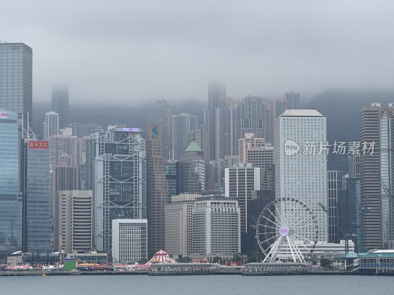 雾中香港城市景观摩天轮与高楼林立