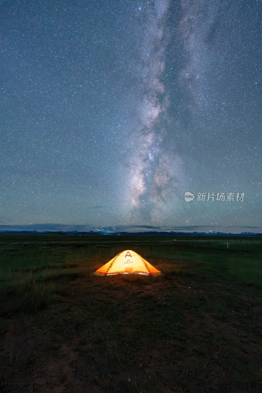 西藏阿里帕羊镇星空下的广袤草原和宁静银河