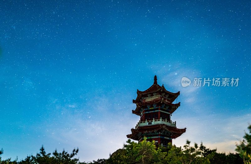 夏季浩瀚的夜空，天蝎座和银河冉冉升起