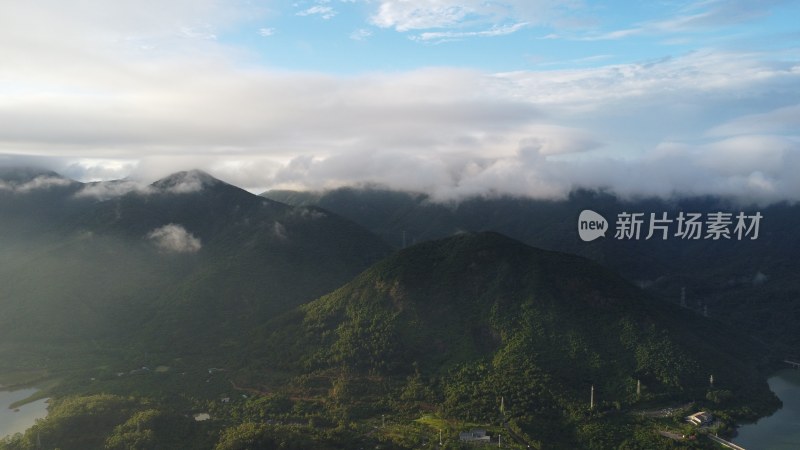 广东东莞：雨后群山之间云雾缭绕