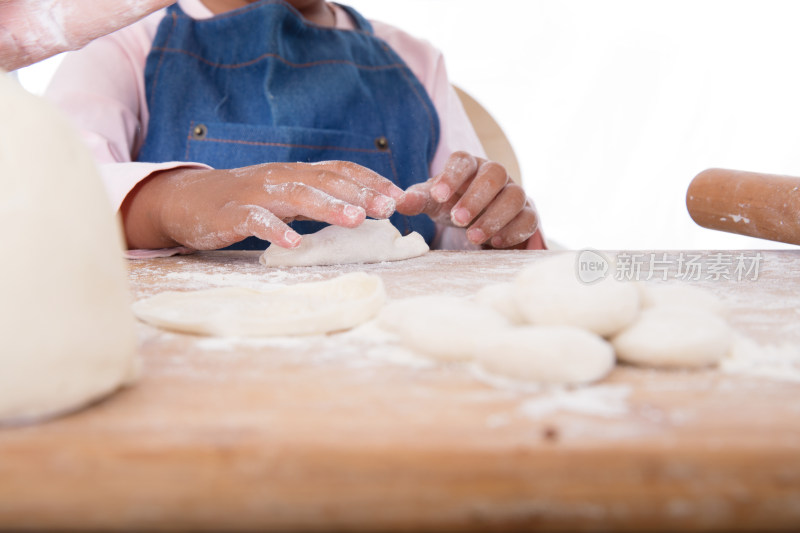 中国小孩子在厨房里学习包饺子