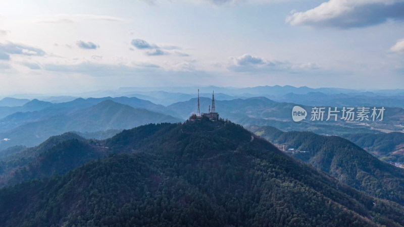 山顶建筑与连绵山脉景观