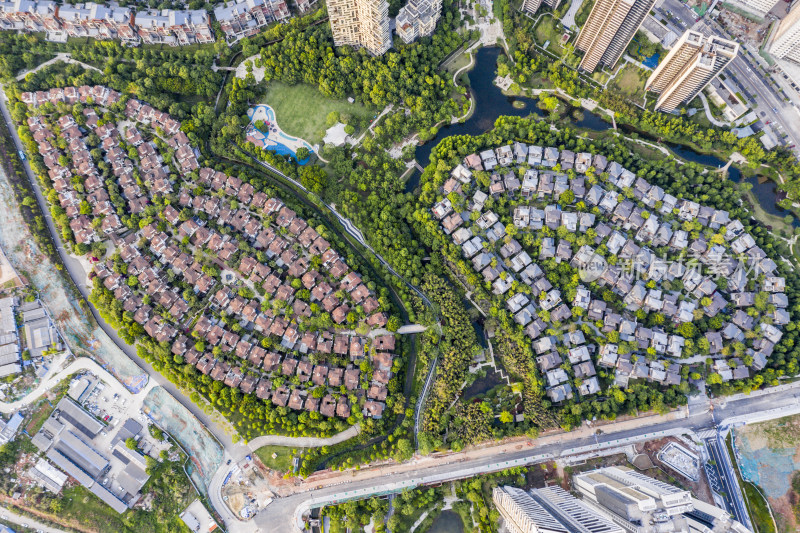 成都富人区麓湖的日落航拍风光全景图