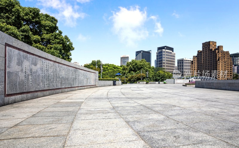 上海外滩黄浦江江边绿植与城市天际线景观