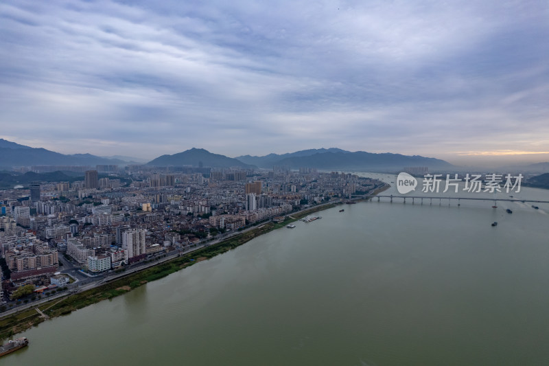 广东肇庆城市清晨西江风光航拍摄影图