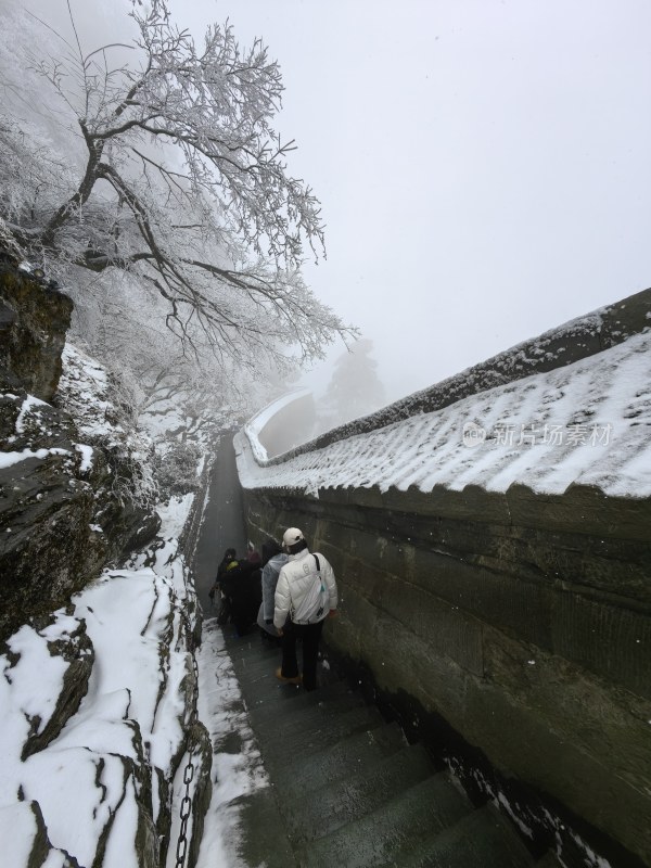 湖北武当山景区冬天大雪雾凇古建筑旅游